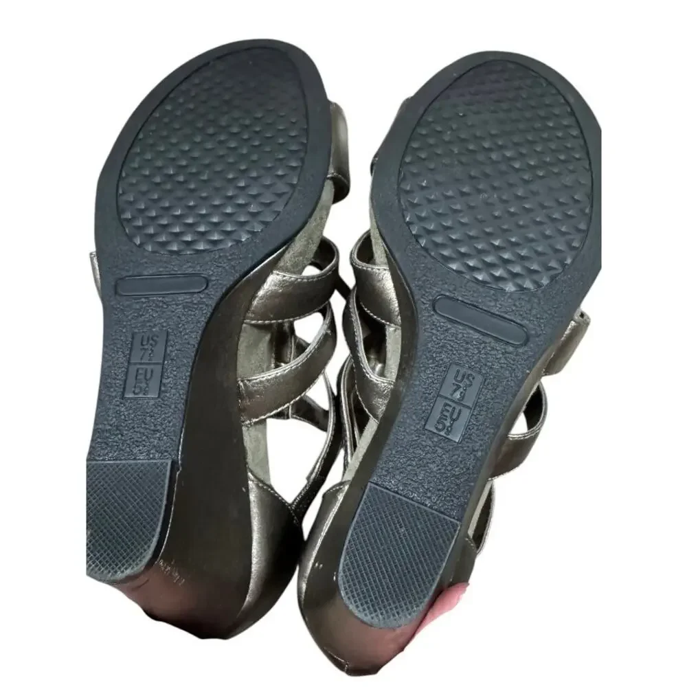 Aerosoles Plush Love Metallic Pewter Wedge Sandals Size 7.5 Comfort Shoes - Picture 10 of 12